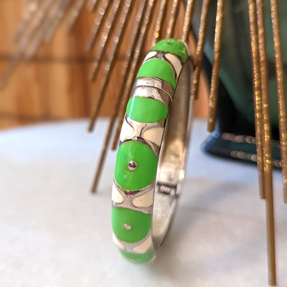 Hinge Silver Green & White Enamel Bangle Bracelet - Picture 3 of 6